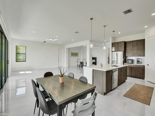 Building Photo - 5 br, 5.5 bath House - 9040 W Parkland Bay...