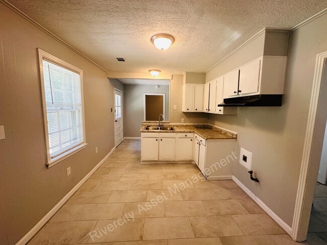 Building Photo - 3636 Mallory Ave