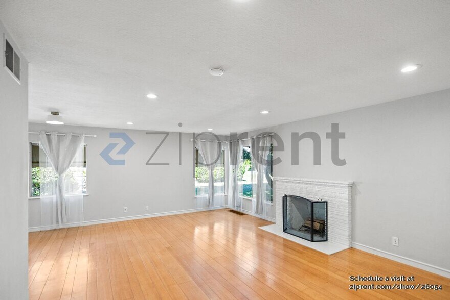Building Photo - 3645 Mosswood Dr