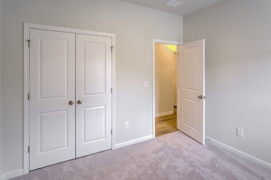 Building Photo - 662 Watercliff Dr