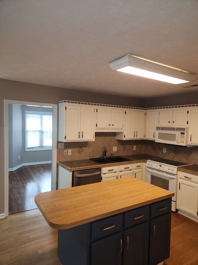 Building Photo - 886 Castlewood Dr