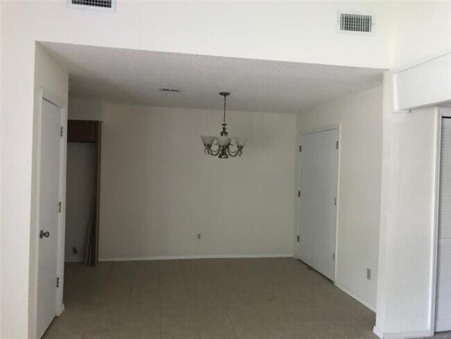 Building Photo - UNION Schools 3/2/2 near High School and Woodland Hills Mall.