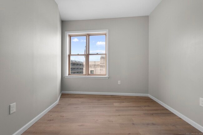 Building Photo - 140 Grand St