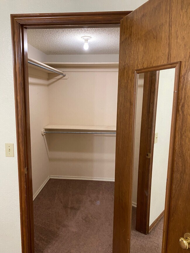 Building Photo - 2122 Meench Dr