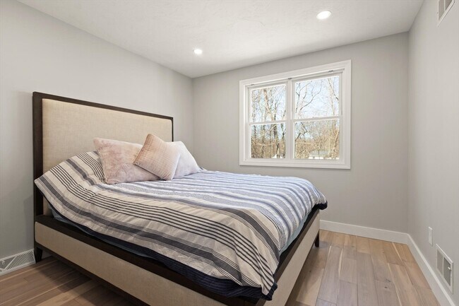 Building Photo - 5 Susan Dr