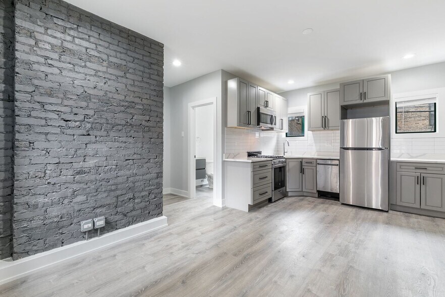 Building Photo - 7740 N Eastlake Ter