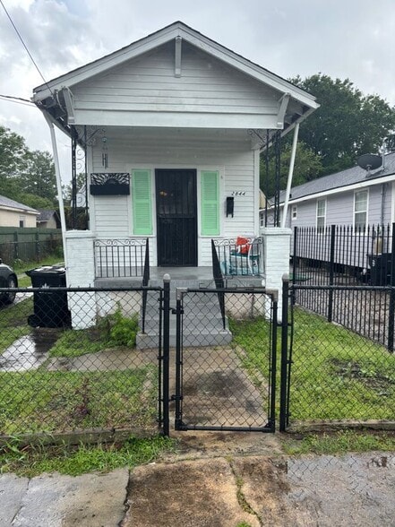 Building Photo - 2844 Hiawatha St