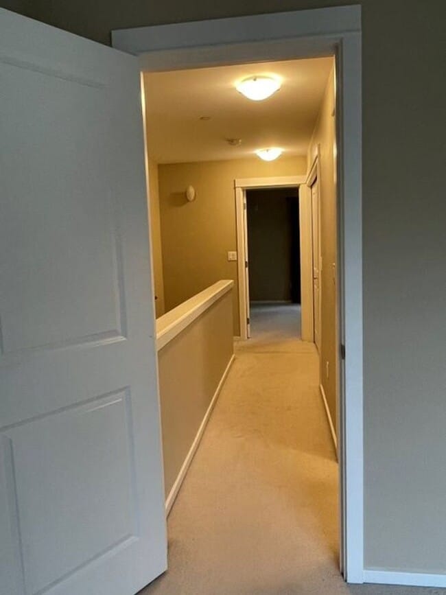 Building Photo - Stunning End Unit Townhome in desirable Redmond Ridge neighborhood; 2BD/2BA