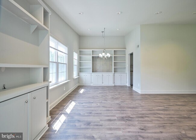 Building Photo - 51 Meadow Ln