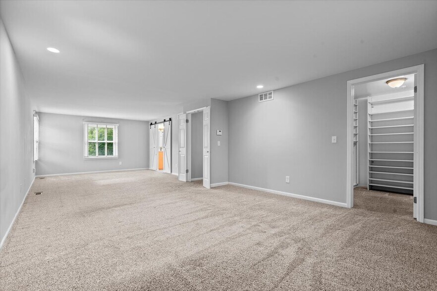Building Photo - 5476 Van Ness Dr