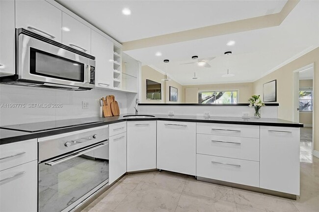 Building Photo - 100 Edgewater Dr