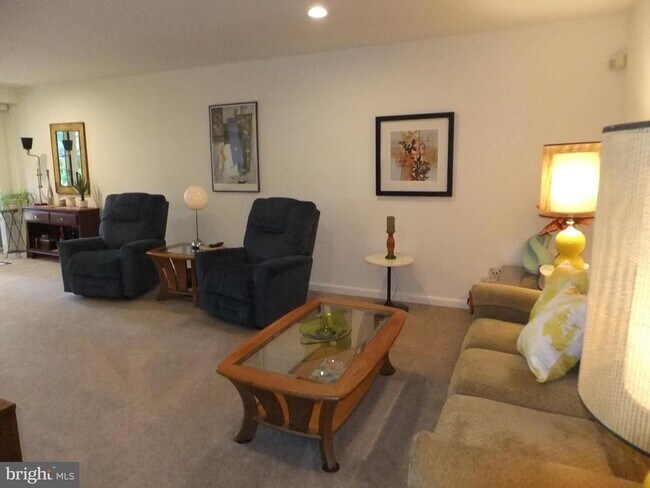 Building Photo - 1640 Oakwood Dr