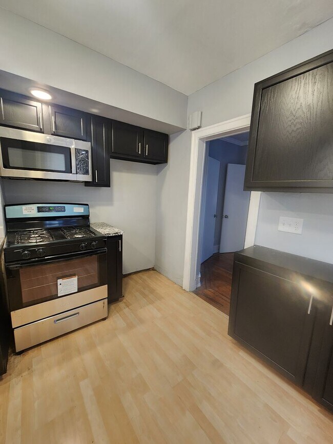 Building Photo - East Oak Lane House for rent with front porch and rear yard