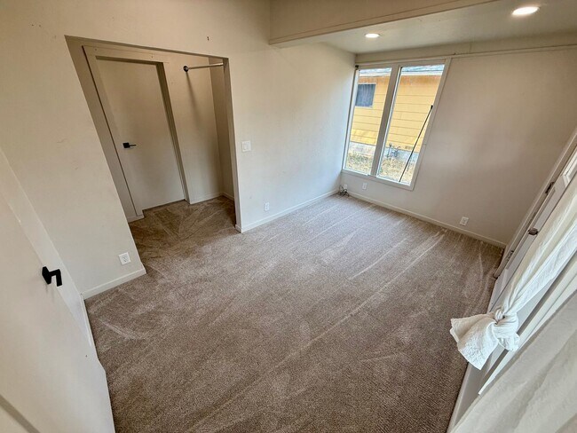 Building Photo - Charming 3-Bedroom Home with Spacious Yards & Modern Comforts in Lewiston