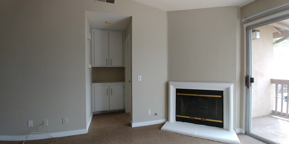 Building Photo - 10 Abrigo