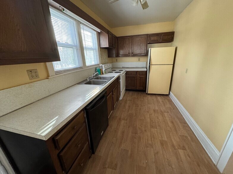 Building Photo - 110 1/2 Main St