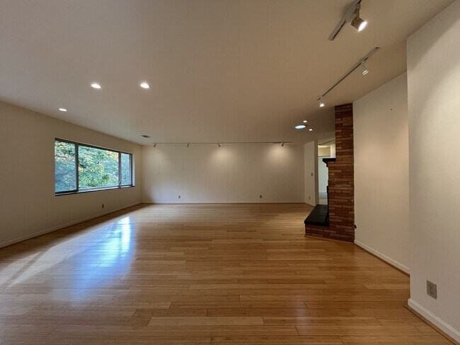 Building Photo - Charming Portland Retreat with Lush Garden, Forest Backdrop & Stylish Updates — Steps to OHSU