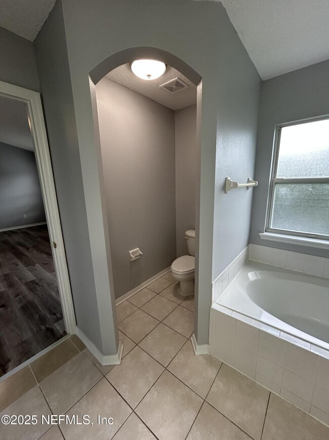 Building Photo - 10258 Meadow Point Dr