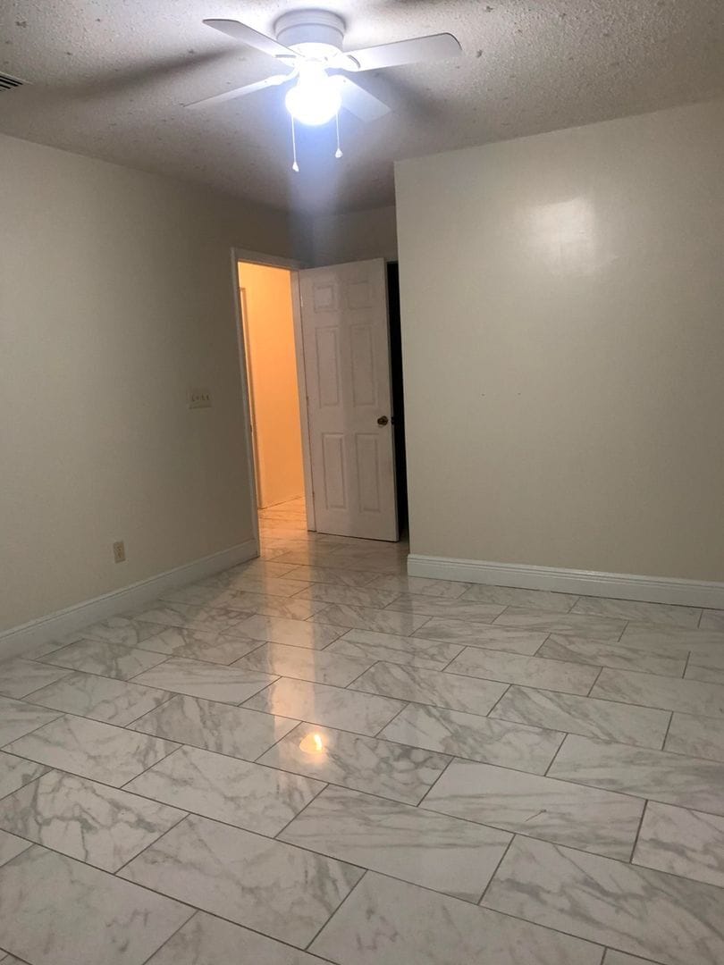 Building Photo - 290 S Old Kings Rd