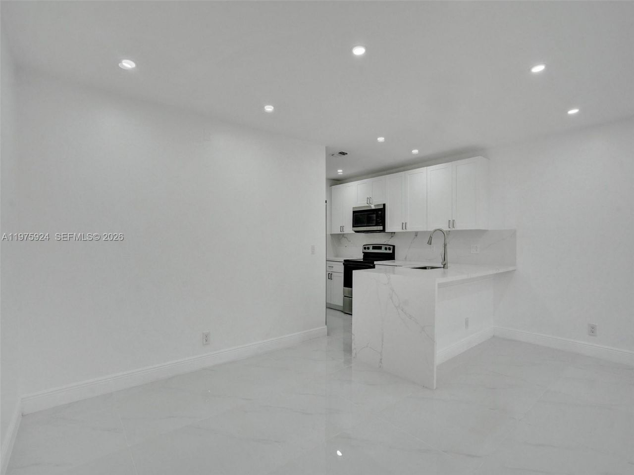 Building Photo - 10051 Winding Lake Rd