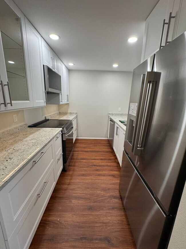 Building Photo - 2bd/2ba Kirkland Condo