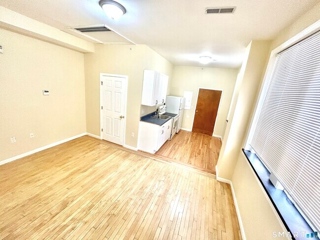 Building Photo - 135 W Main St