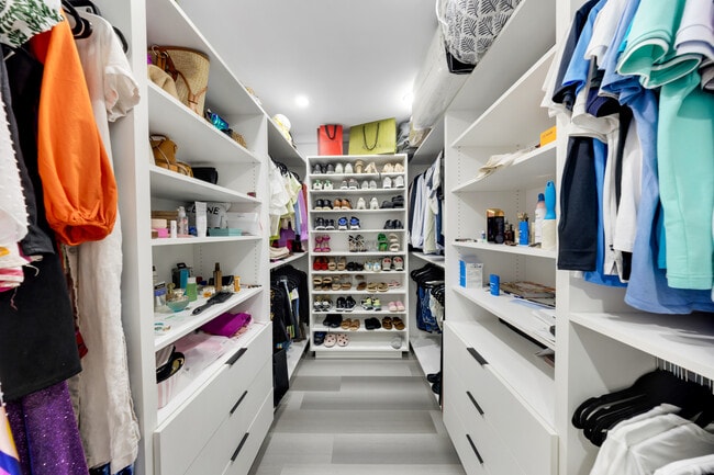 Building Photo - 490 W 33rd Pl