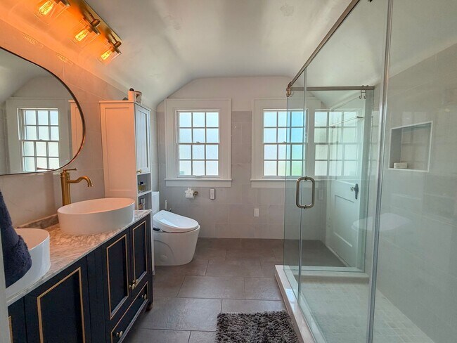 Building Photo - Luxury Historic Home Near UF | Fully Renovated 3BR/2BA with Private Yard & Premium Finishes