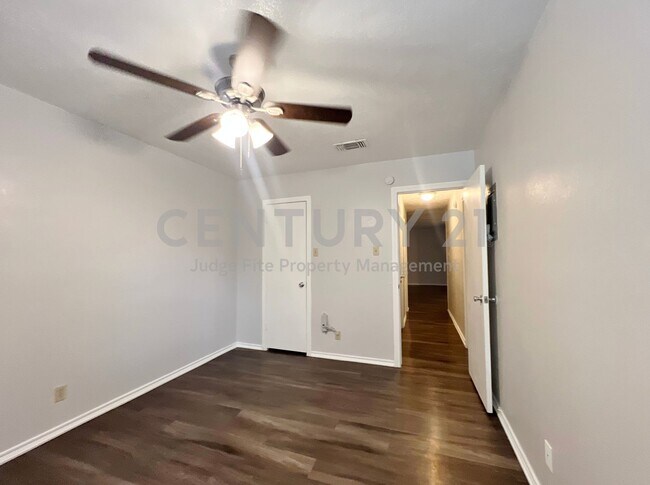 Building Photo - 1108 N Elm St