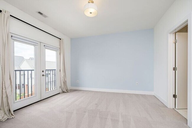 Building Photo - 2 Bed 2.5 Bath Townhome in Herron Morton!