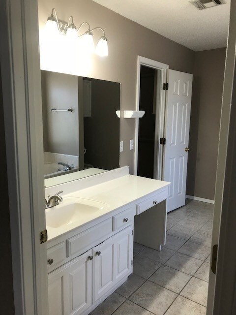 Building Photo - Beautiful Well Maintained 3 Bedroom Home In Cedar Ridge Park!