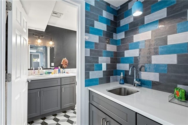 Building Photo - 4 James St