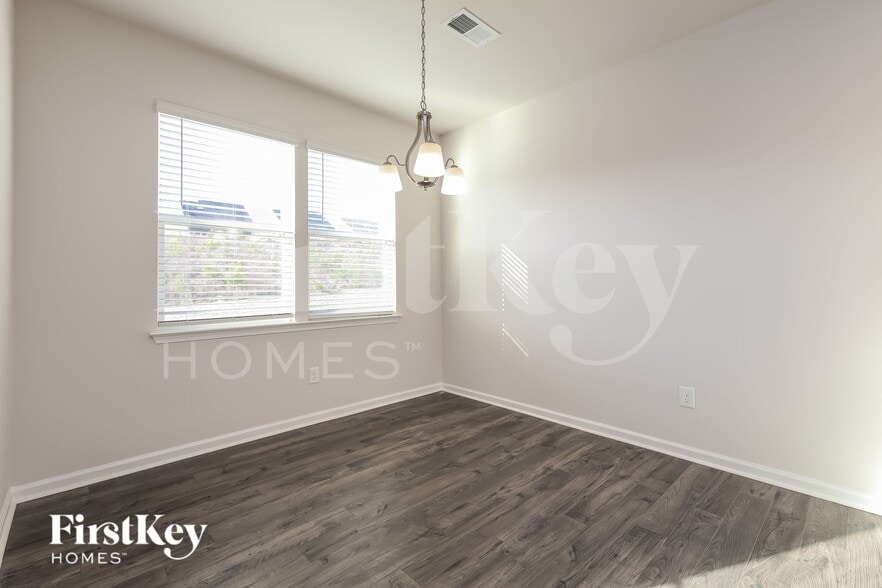 Building Photo - 705 Ridgemoor Trl