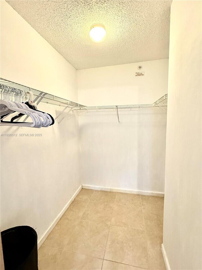 Building Photo - 1341 SE 3rd Ave