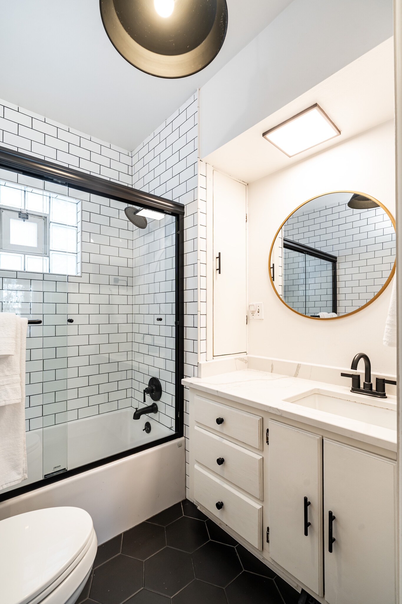 Building Photo - 535 W Montclaire Ave