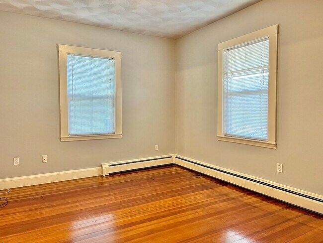 Building Photo - 118-120 Paul Revere Rd