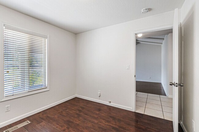 Building Photo - Saratoga Gem - 4BR Home Open Floor Plan & ...