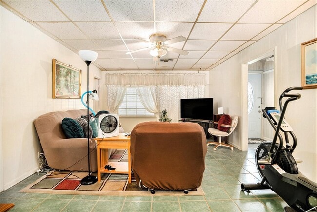 Building Photo - 17 Manor Way