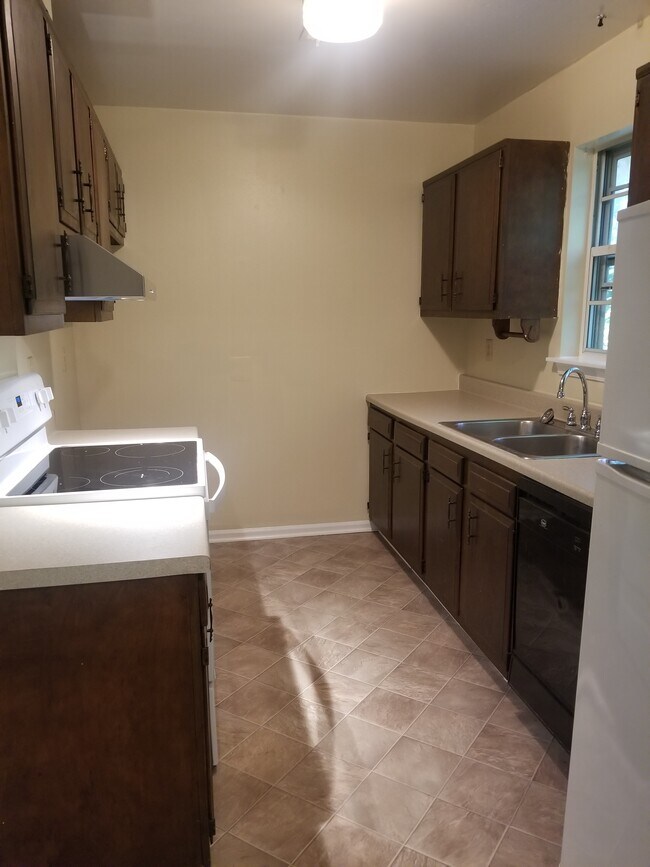 Building Photo - 137 Quince Ln