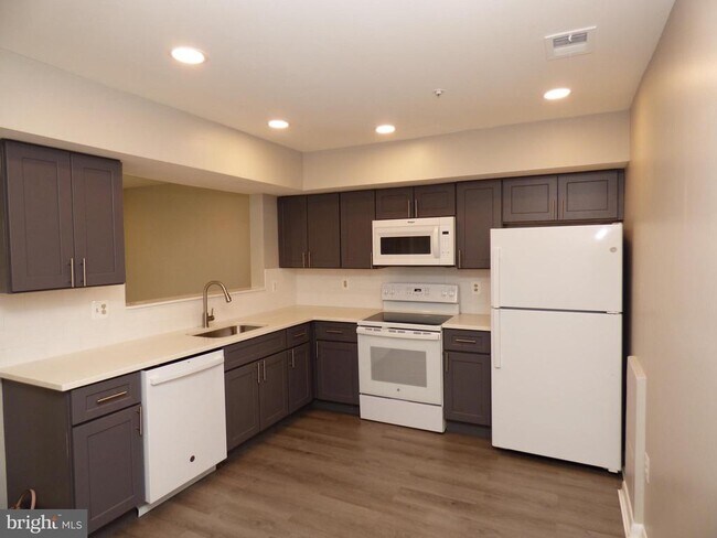 Building Photo - 18024 Singing Pine Cir