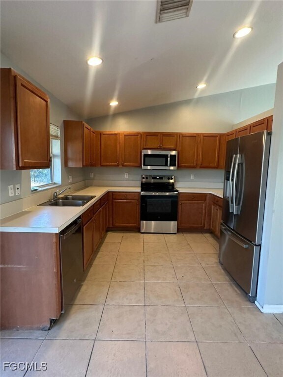 Building Photo - 395 Palomar Ave