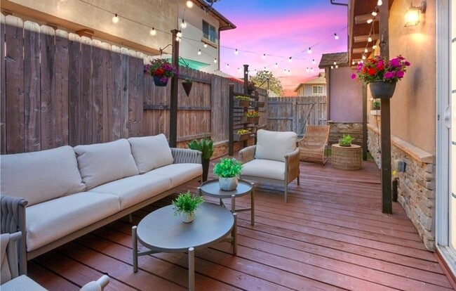 Building Photo - Spacious and Stylish 3 bedroom, 2.5  bath ...