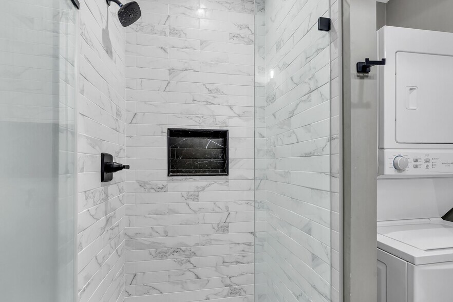 Building Photo - 182 Waterman St