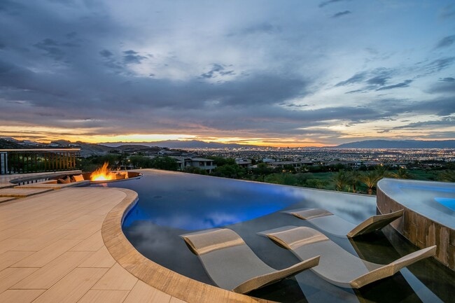 Building Photo - UNUBSTRUCTED VIEWS FROM THIS MACDONALD HIG...