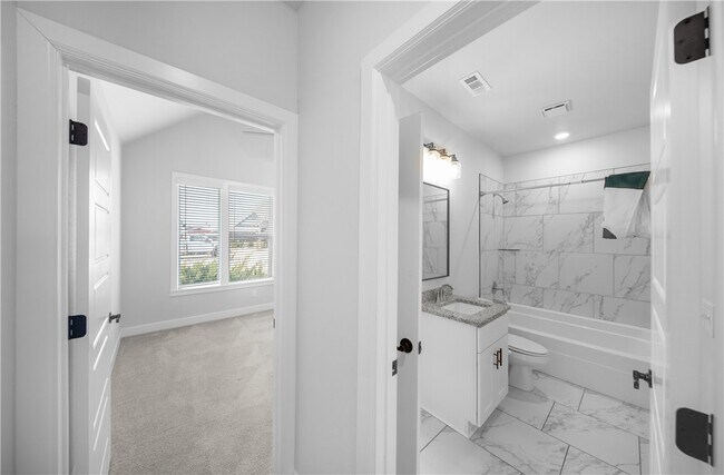 Building Photo - 1140 Hope St