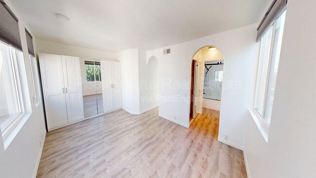 Building Photo - 4070 Riviera Dr