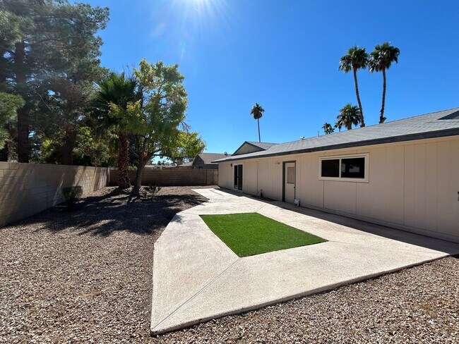 Building Photo - Upgraded Single Story Home No HOA!