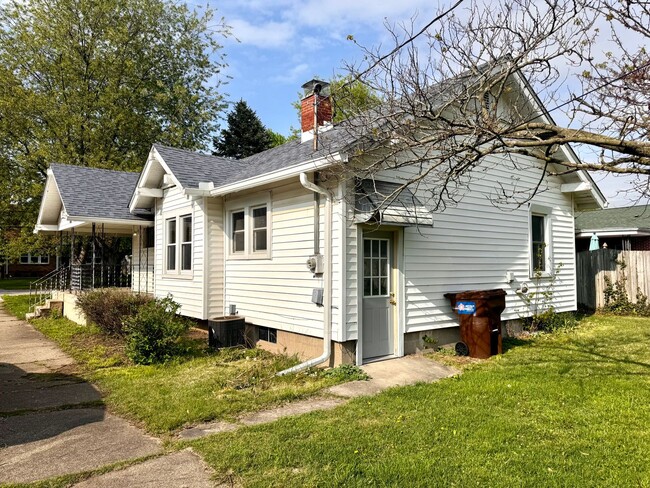 Building Photo - Charming 2 Bedroom 1 Bath House