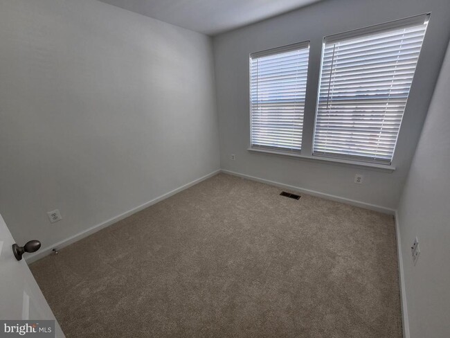 Building Photo - 477 Husky Trl