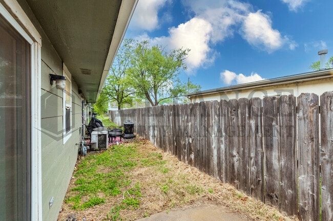 Building Photo - 1135 N Meridian Ave